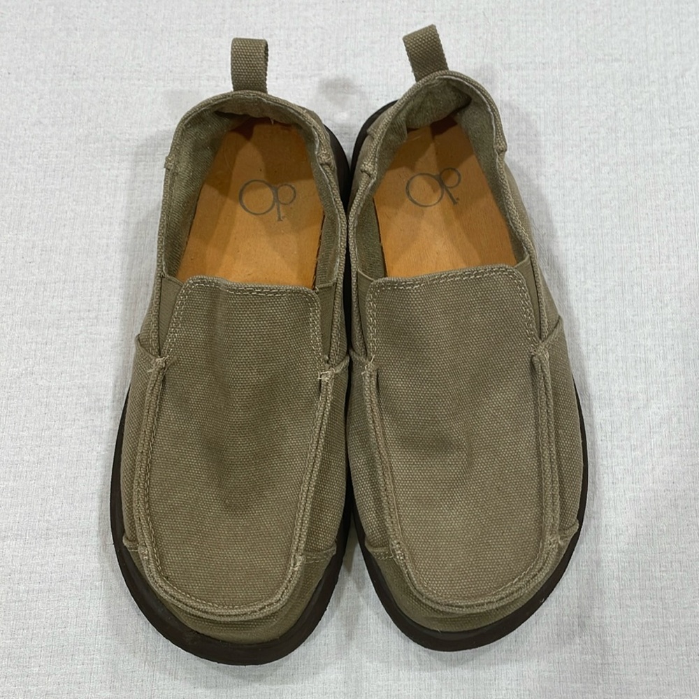 Men’s loafer in size 8. They are taupe or tan in color.